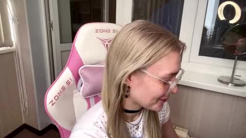 Snapshot of mariellesockwell chatting on 02-28-26, 07:53 Hey Im Ash I think together we can hit first 10 thumbs up online show from 02-28-26, 07:53