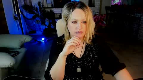 Snapshot of mariemlui chatting on 10-26-25, 12:11 mariemlui online show from 10-26-25, 12:11