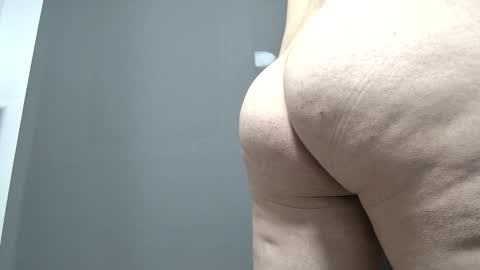 Snapshot of mariiio__bigass chatting on 12-18-25, 10:10 Mario online show from 12-18-25, 10:10