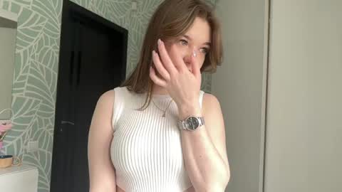 Snapshot of marilynie chatting on 05-26-26, 05:47 Sally 3 online show from 05-26-26, 05:47
