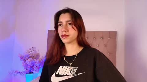 Snapshot of marinette_lux chatting on 10-06-25, 12:35 marinette online show from 10-06-25, 12:35