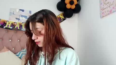 Snapshot of marinette_lux chatting on 10-16-25, 12:39 marinette online show from 10-16-25, 12:39