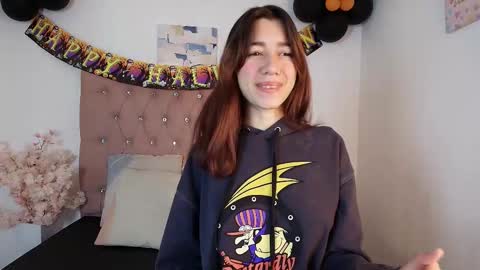 Snapshot of marinette_lux chatting on 10-23-25, 01:21 marinette online show from 10-23-25, 01:21