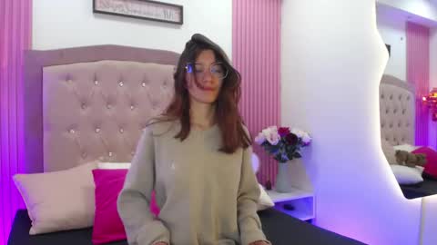 Snapshot of marinette_lux chatting on 03-12-26, 08:48 marinette online show from 03-12-26, 08:48