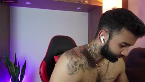 Snapshot of mark_hazze chatting on 11-21-25, 11:14 Mark online show from 11-21-25, 11:14