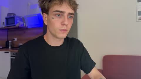 Snapshot of mark_lovrov chatting on 10-08-25, 02:14 Mark 3 online show from 10-08-25, 02:14