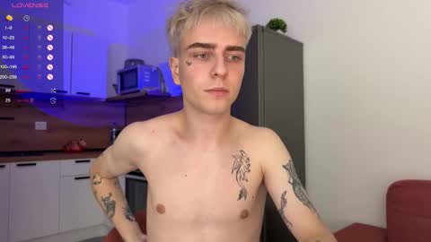 Snapshot of mark_lovrov chatting on 10-22-25, 01:22 Mark 3 online show from 10-22-25, 01:22