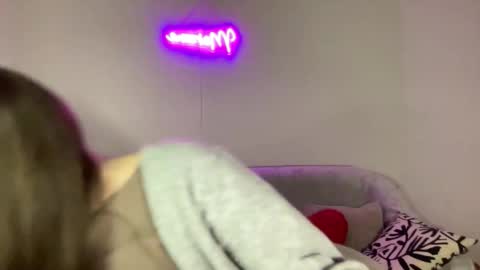 Snapshot of maroonaaa chatting on 10-28-25, 05:04 Mary online show from 10-28-25, 05:04