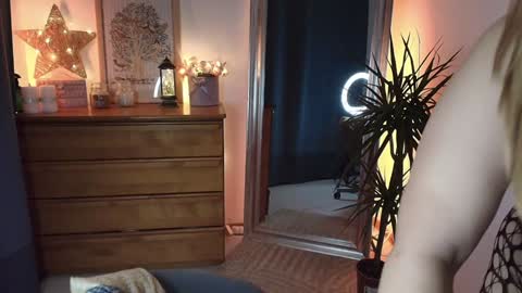 Maria  online broadcast from Tuesday to Suturday from 6 pm to 12 pm Germany time Sunday-Monday offline online show from 01-10-25, 09:42