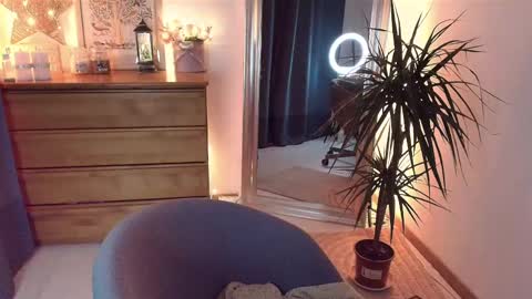 Maria  online broadcast from Tuesday to Suturday from 6 pm to 12 pm Germany time Sunday-Monday offline online show from 03-11-25, 09:26