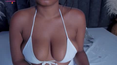 Snapshot of martina_jackson_ chatting on 09-15-25, 04:12 Laura online show from 09-15-25, 04:12