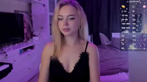 Snapshot of mary_romance chatting on 09-10-25, 05:35 Mary online show from 09-10-25, 05:35