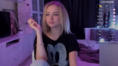 Snapshot of mary_romance chatting on 09-18-25, 08:33 Mary online show from 09-18-25, 08:33