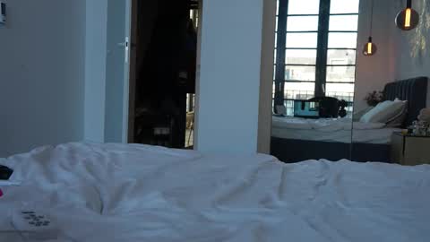 Marina online show from 12-18-25, 01:28