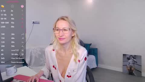 Snapshot of marysantamonika chatting on 10-01-25, 07:47 Mary online show from 10-01-25, 07:47