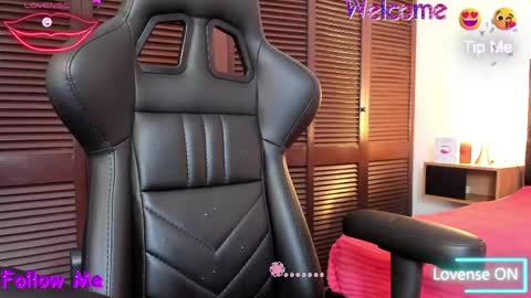 Snapshot of maskedgirl01 chatting on 05-27-26, 06:38 Scarlet online show from 05-27-26, 06:38