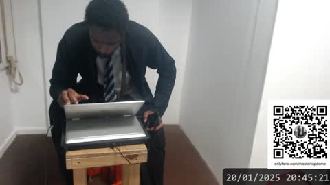 Snapshot of masterdomfuck chatting on 01-20-25, 11:43 Masterdomfuck online show from 01-20-25, 11:43