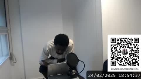 Snapshot of masterdomfuck chatting on 02-24-25, 09:52 Masterdomfuck online show from 02-24-25, 09:52