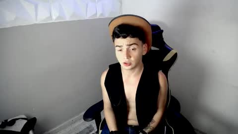 Snapshot of mathiass_twinkk_ chatting on 04-12-26, 04:50 MATHIAS online show from 04-12-26, 04:50
