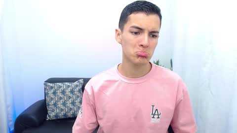 Snapshot of matiius18 chatting on 12-17-25, 02:01 Matias online show from 12-17-25, 02:01