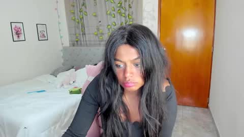 Snapshot of matilde27 chatting on 11-06-25, 01:39 Daniela online show from 11-06-25, 01:39