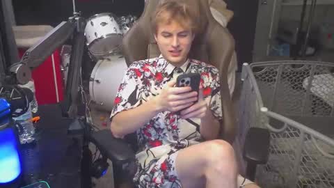 Snapshot of mattcashxxx chatting on 11-15-25, 02:09 Matt Cash online show from 11-15-25, 02:09