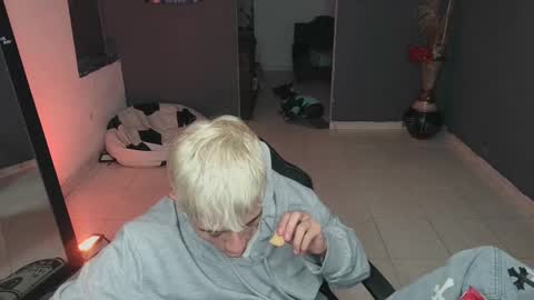 Snapshot of mattias_dantee chatting on 03-11-25, 02:21 mattias online show from 03-11-25, 02:21