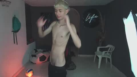 Snapshot of mattias_dantee chatting on 03-12-25, 01:36 mattias online show from 03-12-25, 01:36