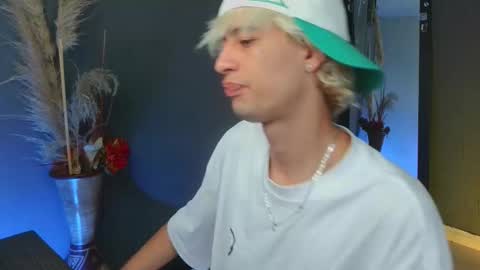 Snapshot of mattias_dantee chatting on 09-17-25, 01:07 mattias online show from 09-17-25, 01:07