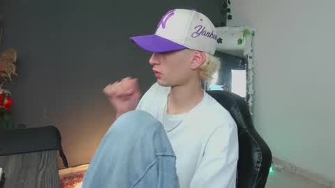 Snapshot of mattias_dantee chatting on 10-22-25, 11:37 mattias online show from 10-22-25, 11:37