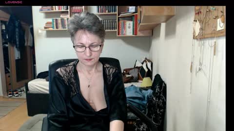 Snapshot of maturekate chatting on 10-18-25, 05:32 maturekate online show from 10-18-25, 05:32