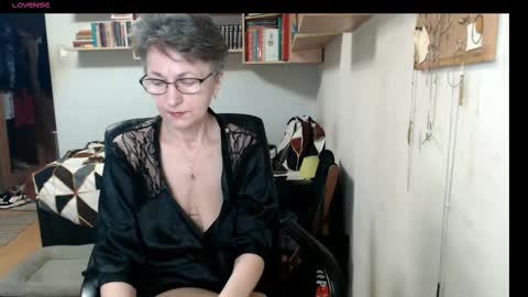 Snapshot of maturekate chatting on 10-26-25, 06:52 maturekate online show from 10-26-25, 06:52