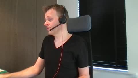 Snapshot of max_straight_1 chatting on 02-04-25, 01:27 Max take off clothes online show from 02-04-25, 01:27