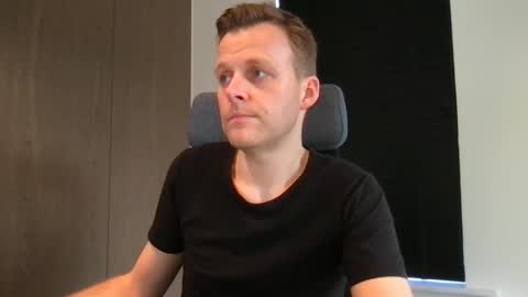 Snapshot of max_straight_1 chatting on 02-21-25, 07:56 Max take off clothes online show from 02-21-25, 07:56