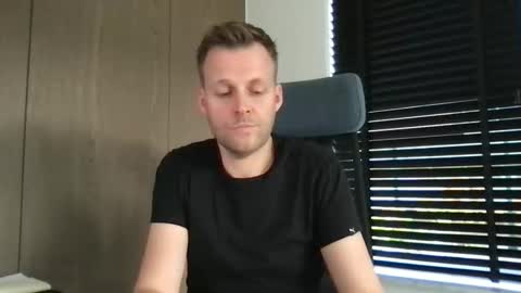 Snapshot of max_straight_1 chatting on 11-06-25, 08:48 Max take off clothes online show from 11-06-25, 08:48