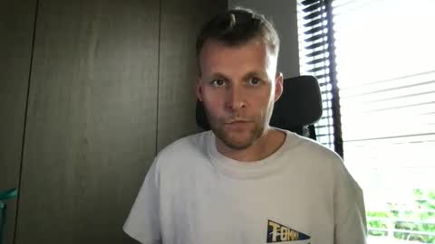 Snapshot of max_straight_1 chatting on 05-29-26, 01:42 Max take off clothes online show from 05-29-26, 01:42