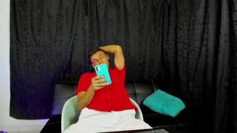 Snapshot of max_wild01 chatting on 12-25-24, 09:45 MAX     online show from 12-25-24, 09:45