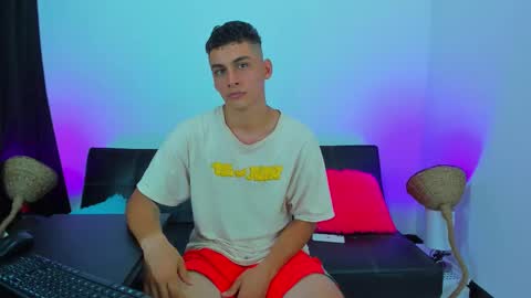 Snapshot of max_wild01 chatting on 10-23-25, 03:00 MAX     online show from 10-23-25, 03:00