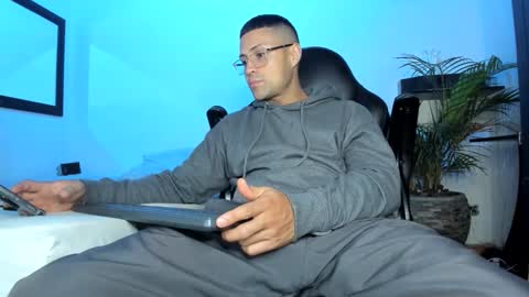 Snapshot of maxi_mux1 chatting on 01-10-26, 02:35 MAXI online show from 01-10-26, 02:35