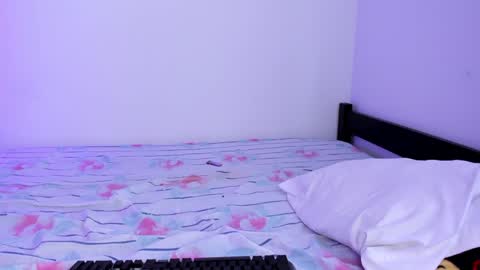 Maxi Model Independent  online show from 01-24-25, 04:17