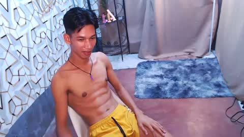 Snapshot of maxiebunny99 chatting on 02-07-25, 02:26 Reyn online show from 02-07-25, 02:26