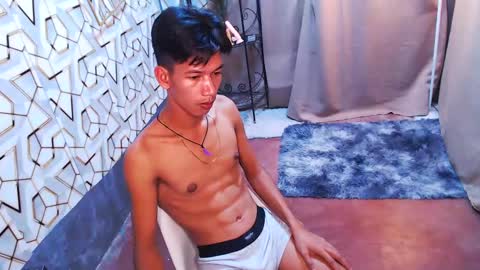 Snapshot of maxiebunny99 chatting on 02-09-25, 02:18 Reyn online show from 02-09-25, 02:18