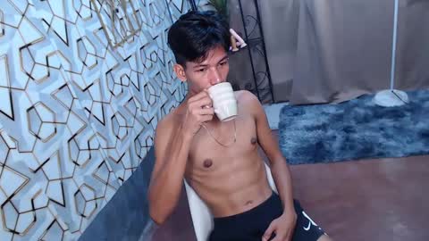 Snapshot of maxiebunny99 chatting on 02-13-25, 11:58 Reyn online show from 02-13-25, 11:58