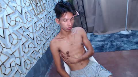 Snapshot of maxiebunny99 chatting on 02-14-25, 12:25 Reyn online show from 02-14-25, 12:25