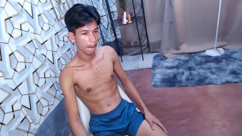 Snapshot of maxiebunny99 chatting on 02-21-25, 02:27 Reyn online show from 02-21-25, 02:27