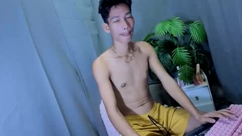 Snapshot of maxiebunny99 chatting on 10-14-25, 05:08 Reyn online show from 10-14-25, 05:08