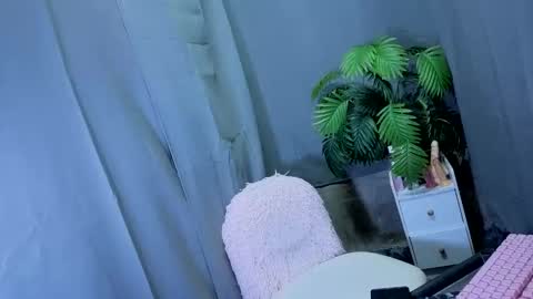 Snapshot of maxiebunny99 chatting on 10-14-25, 05:14 Reyn online show from 10-14-25, 05:14