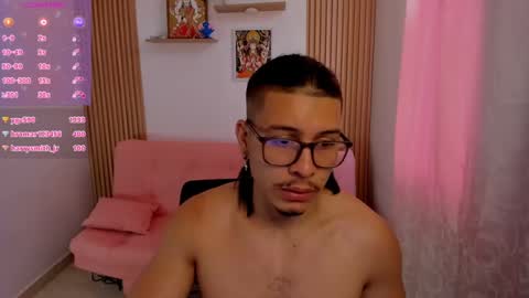 Snapshot of maxifit_ chatting on 02-07-25, 01:22 Mikael online show from 02-07-25, 01:22