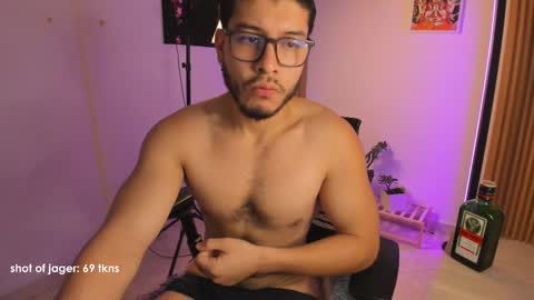 Snapshot of maxifit_ chatting on 10-19-25, 10:05 Mikael online show from 10-19-25, 10:05