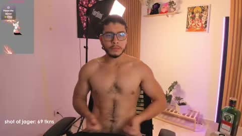 Snapshot of maxifit_ chatting on 10-19-25, 10:21 Mikael online show from 10-19-25, 10:21